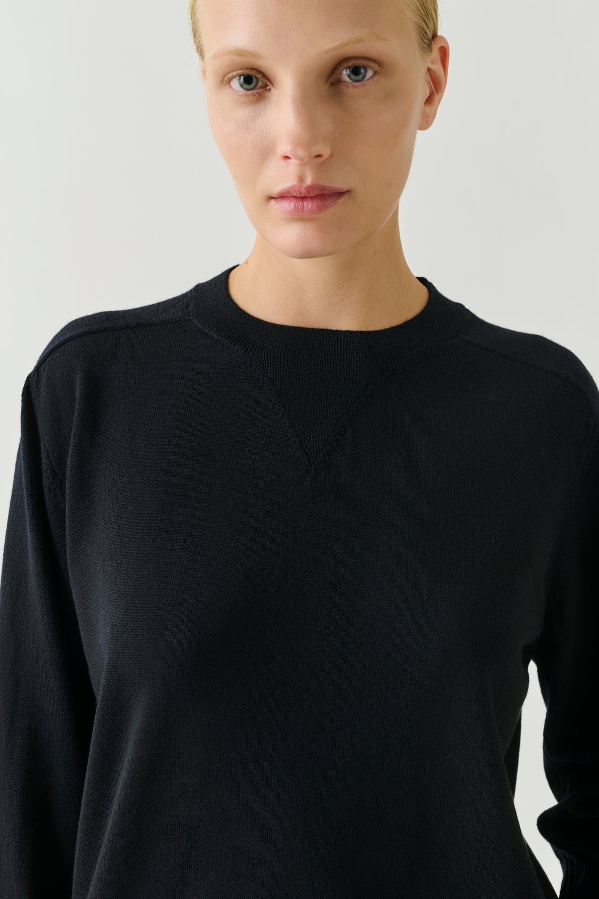 Pull Pio - Noir - Laine Mérinos - Femme vue 3